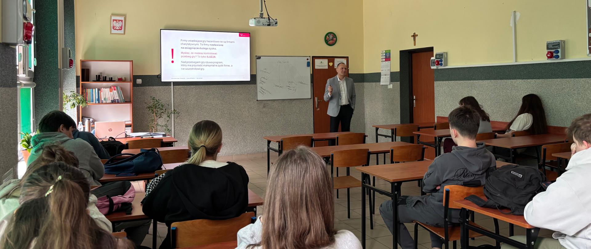 Uczniowie ZSCKR podczas zajęć "Hazard? Nie daj się wciągnąć"