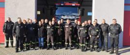 Zdjęcie przedstawia strażaków ratowników OSP stojących w grupie - zdjęcie grupowe po zakończonym szkoleniu. Na zdjęciu znajduje się zastępca Komendanta Powiatowego PSP w Lwówku Śląskim oraz Dowódca JRG.
