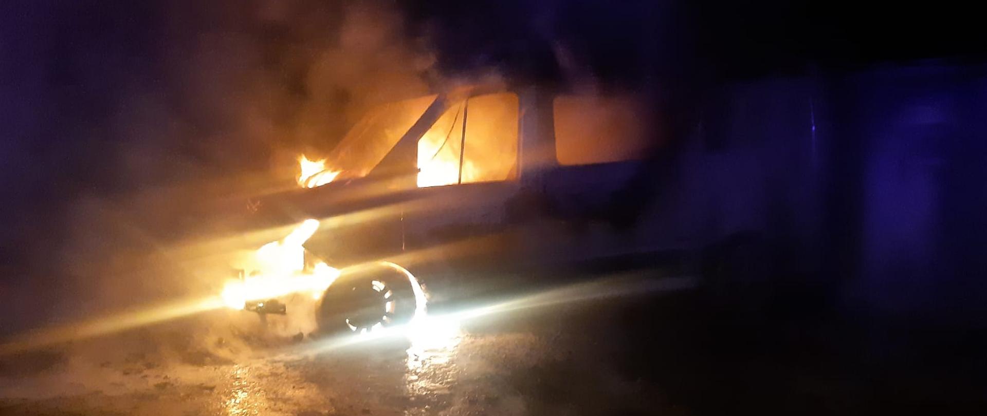 Na zdjęciu widać palący się samochód dostawczy.