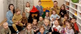 Na zdjęciu widać Dowódcę JRG Kolno wraz z grupą przedszkolaków