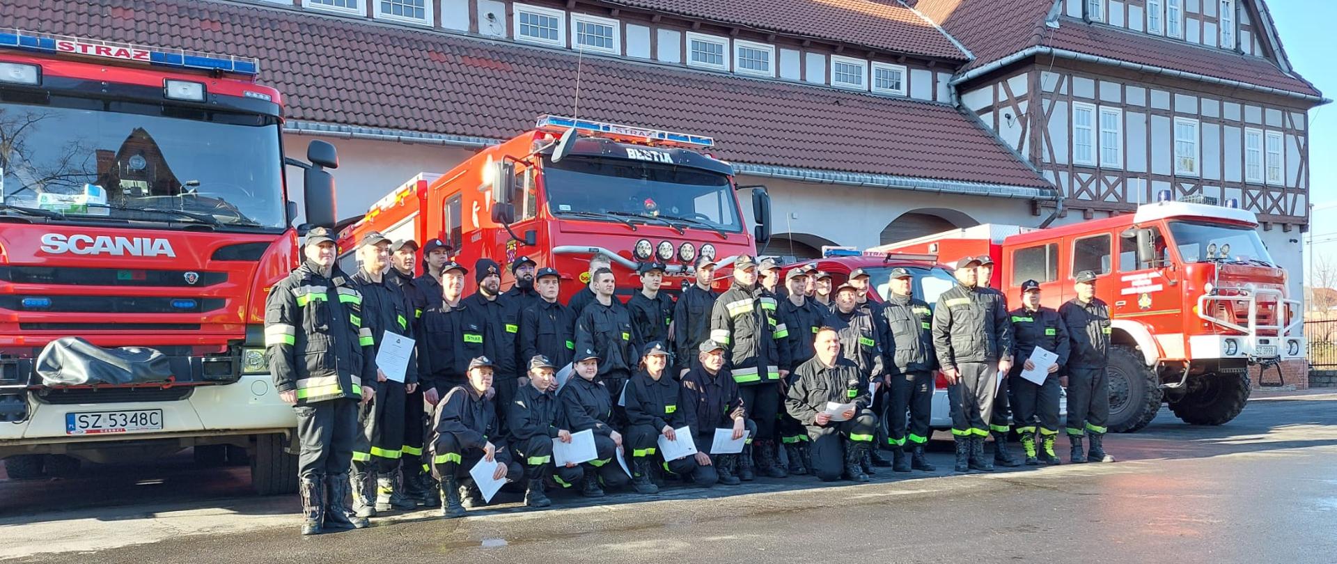 Zbiórka absolwentów szkolenia przed budynkiem Komendy Miejskiej Państwowej Straży Pożarnej w Zabrzu.