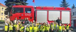 Przedszkolaki na terenie Jednostki Ratowniczo - Gaśniczej w Obornikach.