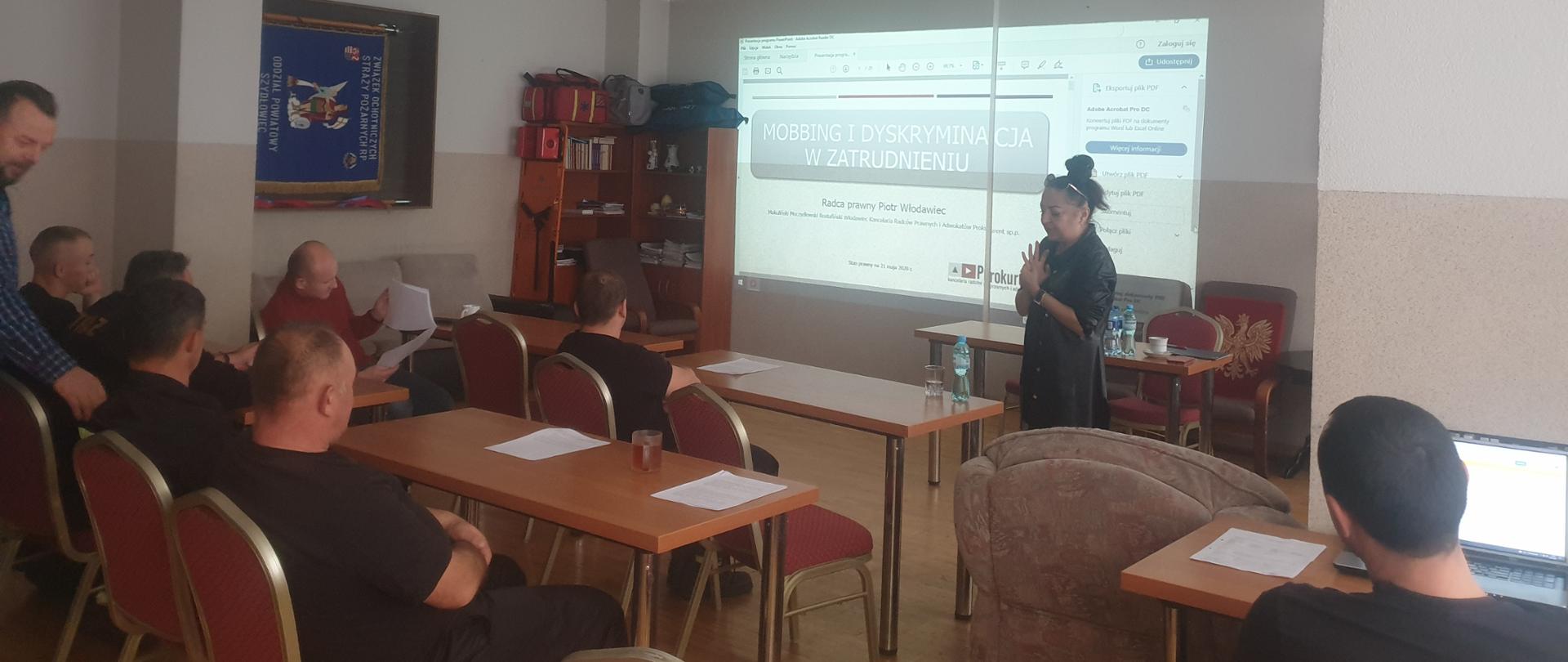 Fotografia przedstawiająca strażaków z psp szydłowiec podczas szkolenia z tematu mobbingu.