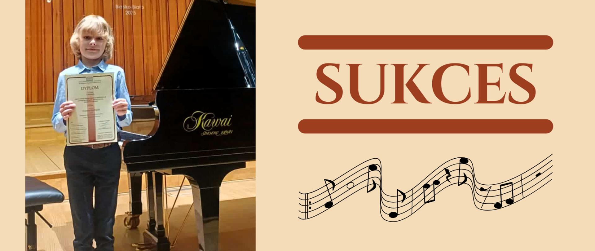 chłopiec trzymający dyplom, obok po prawej fortepian, w tle drewniana ściana