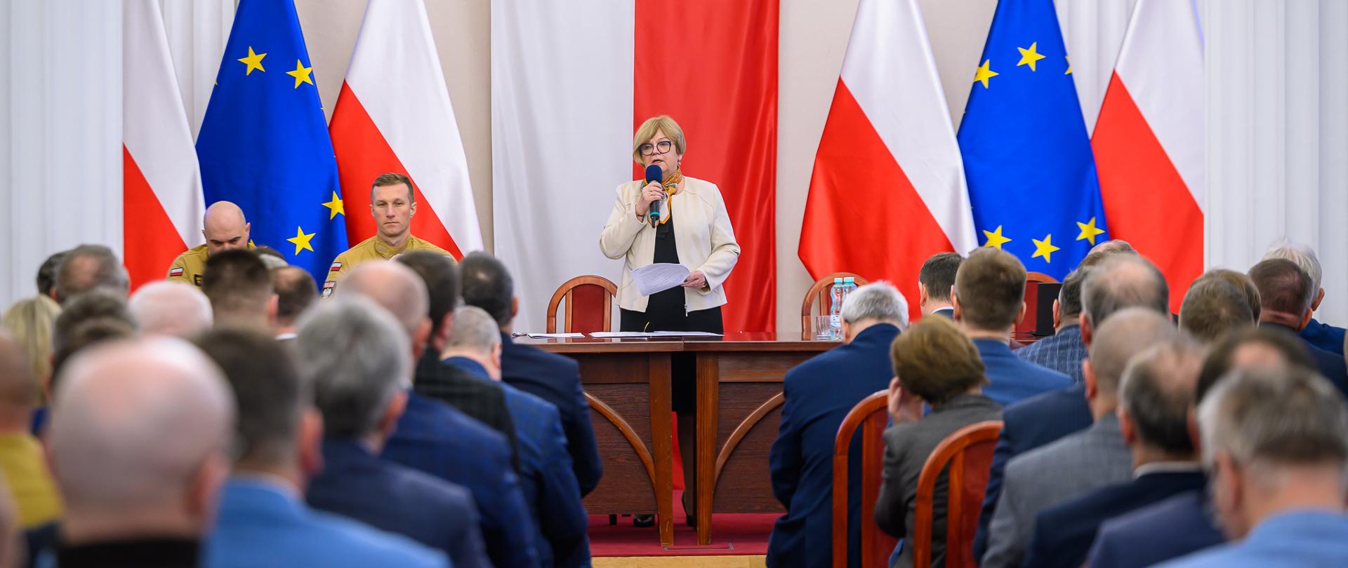 Zdjęcie przedstawia wojewodę Teresę Kubas-Hul podczas spotkania na sali kolumnowej