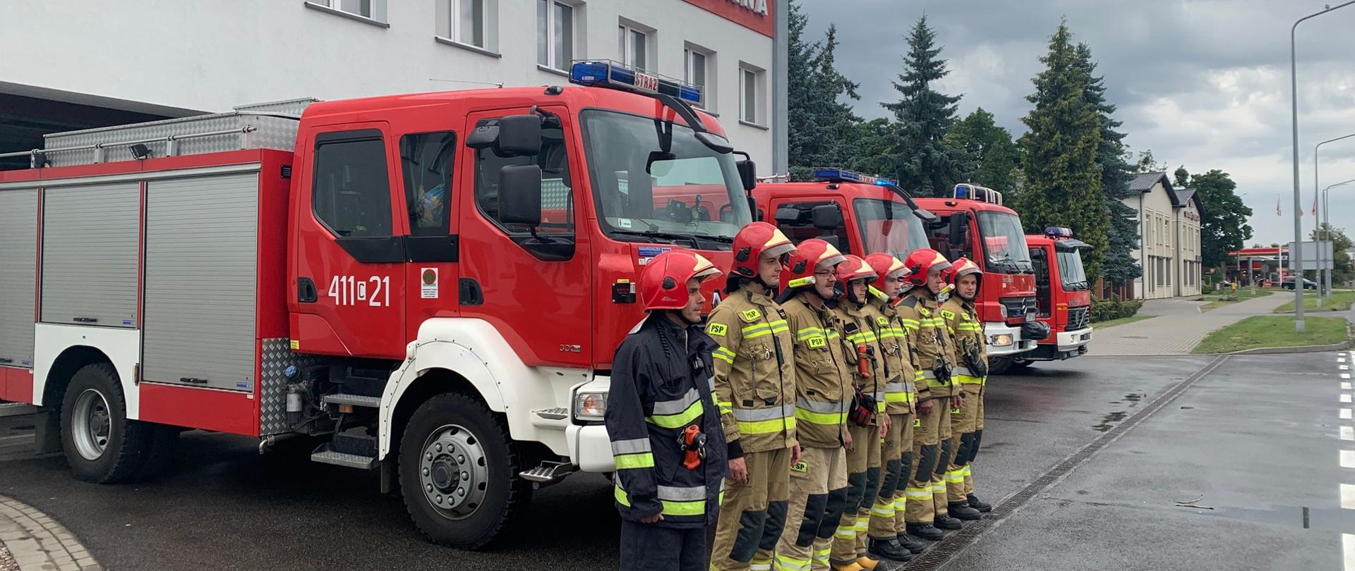 Zdjęcie przedstawia strażaków Komendy w Brodnicy, którzy oddali hołd poległym podczas Powstania Warszawskiego