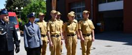Powiatowe obchody Dnia Strażaka w Namysłowie. Na zdjęciu pododdziały wyróżnionych funkcjonariuszy Policji, PSP i OSP.