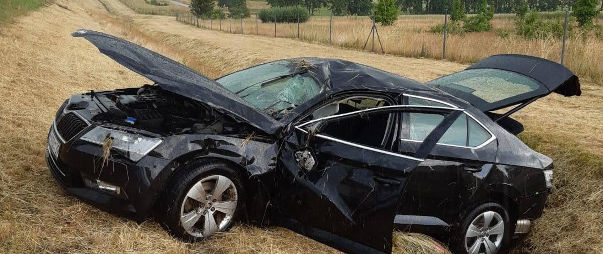 samochód dachował znajduje się w rowie w tle rów oraz drzewa