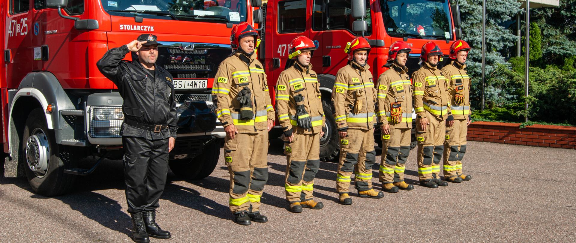 Zdjęcie przedstawia siemiatyckich strażaków oddających hołd Powstańcom Warszawskim