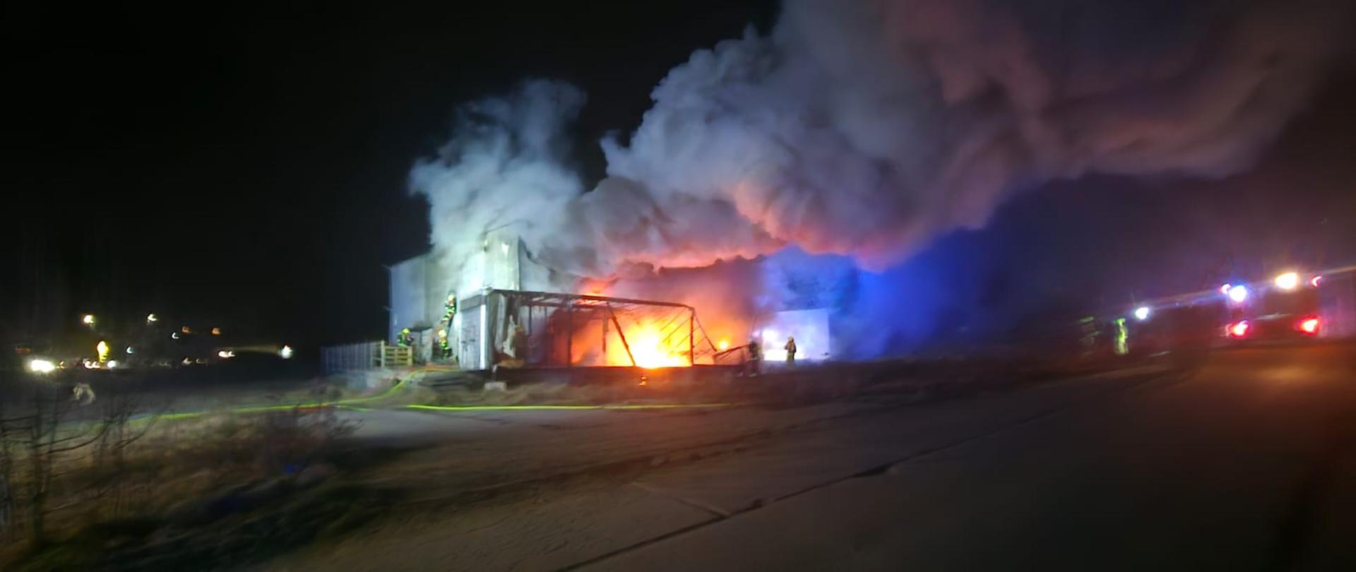 Pożar naczepy pojazdu ciężarowego oraz hali magazynowej w Dobrym Mieście