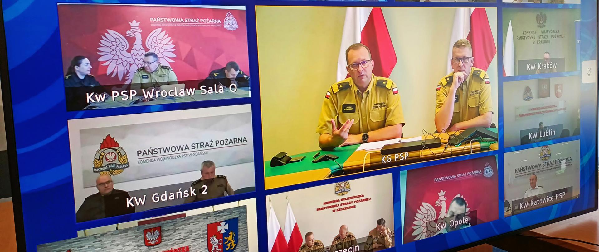 Na zdjęciu ekran, na którym widać uczestników wideokonferencji poświęconej realizacji programu #SzczepimySię z OSP. 