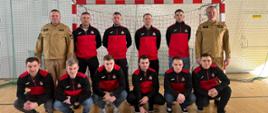 Zdjęcie grupowe reprezentacji komendy w futsalu razem z komendantem i dowódcą jednostki.