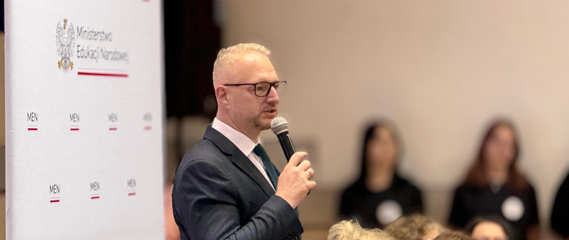 Wojewoda warmińsko-mazurski Radosław Król podczas spotkania w ramach Okrągłego Stołu Uczniowskiego z udziałem Pani Minister Izabeli Ziętki fot. nr 2.