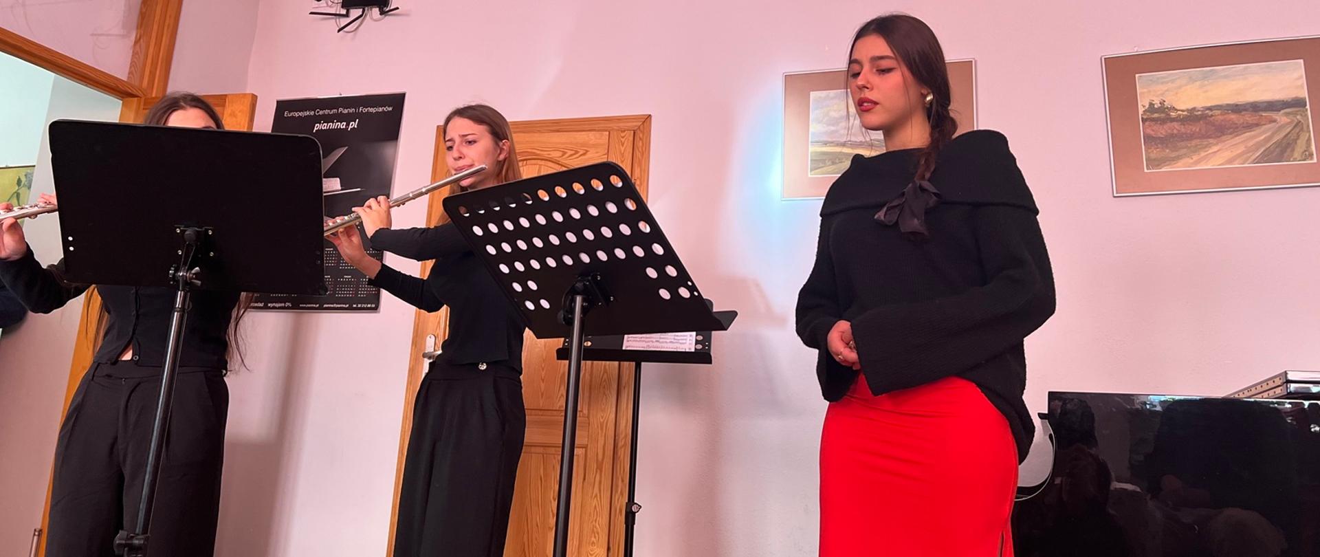 Wokalistka klasyczna śpiewa arię przy akompaniamencie flecistek