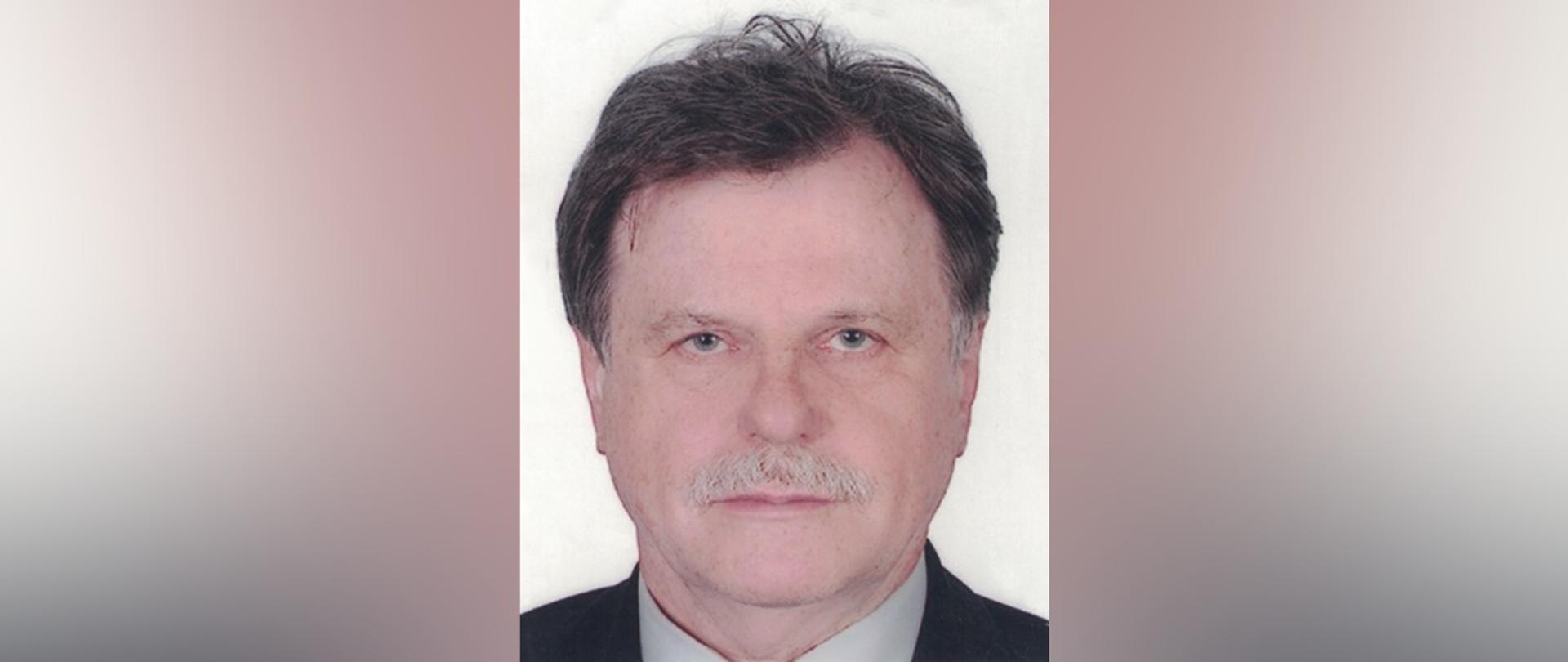 Elegancko ubrany mężczyzna