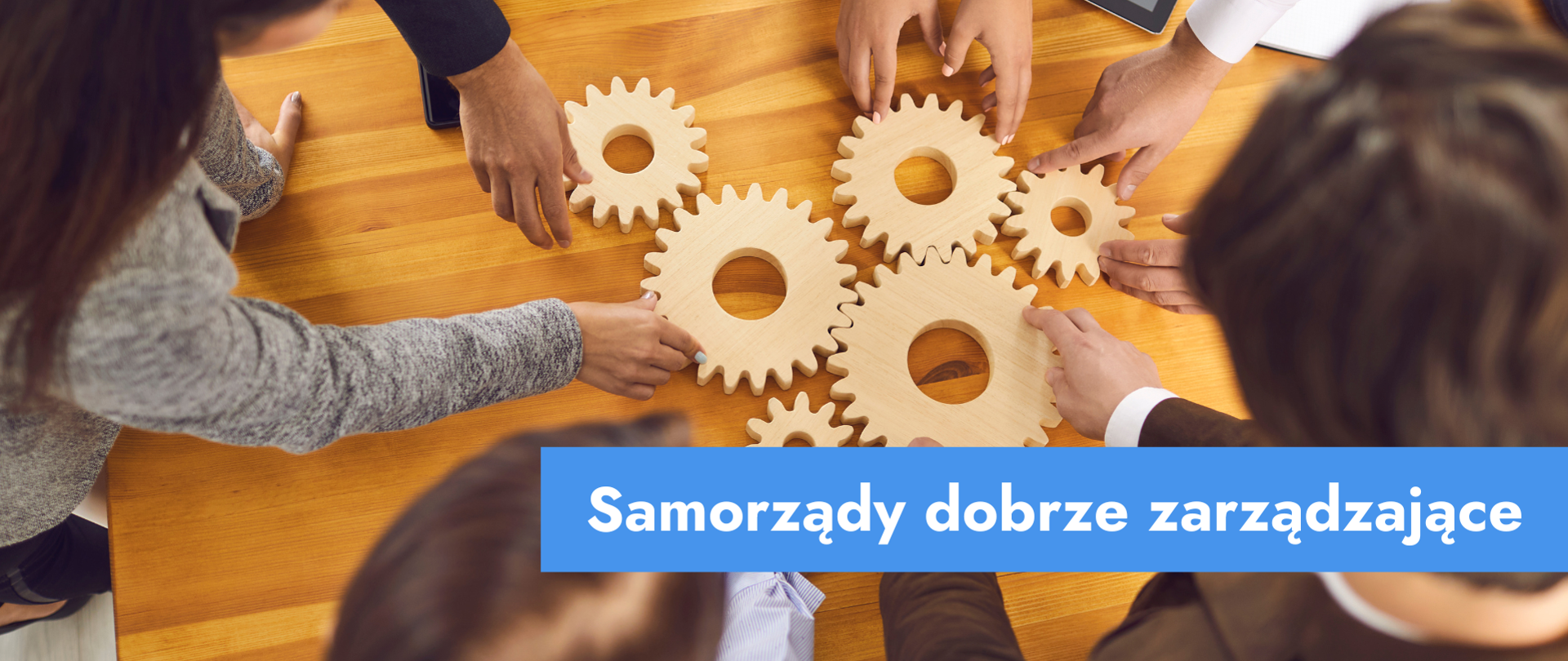 Grafika z osobami dopasowującymi klocki i napis: Samorządy dobrze zarządzające 