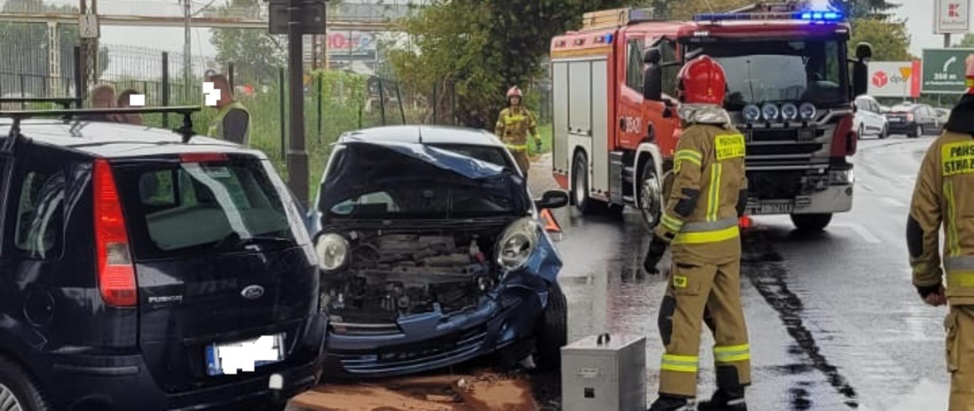 Na zdjęciu widoczne rozbite pojazdy oraz pracujący strażacy