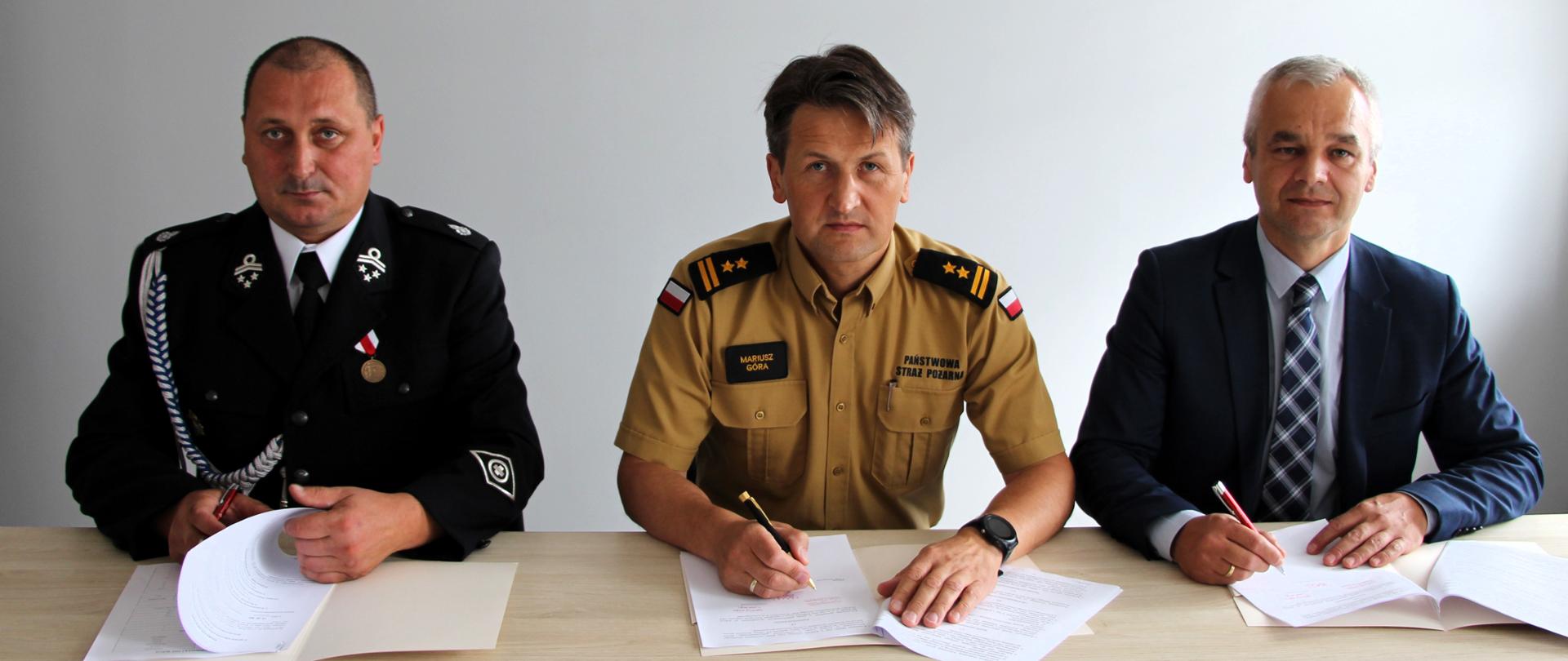 Na zdjęciu pokazano chwilę podpisywania dokumentu o włączeniu OSP Bobrza do KSRG. Od lewej: dh Rafał Banaś, bryg. Mariusz Góra, pan Piotr Buras.