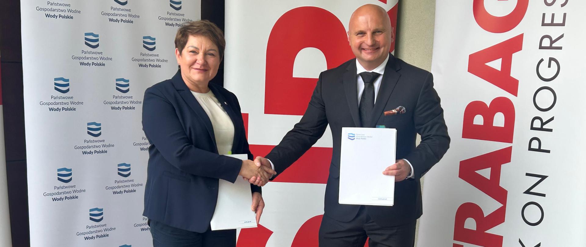 Podpisanie umowy na modernizację wałów rzeki San. Od lewej na zdjęciu: Ewa Gołębiowska - Dyrektor Regionalnego Zarządu Gospodarki Wodnej w Rzeszowie, Jarosław Prusak - Pełnomocnik firmy Strabag.