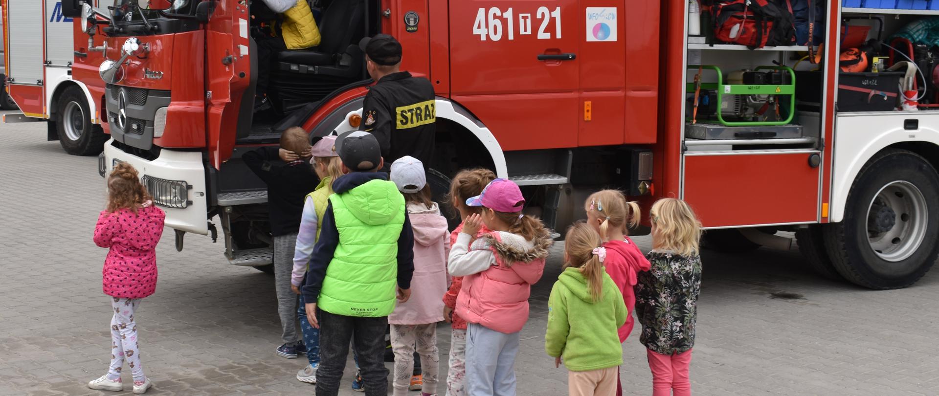Zdjęcie przedstawia dzieci zapoznające się z wozem bojowym PSP.