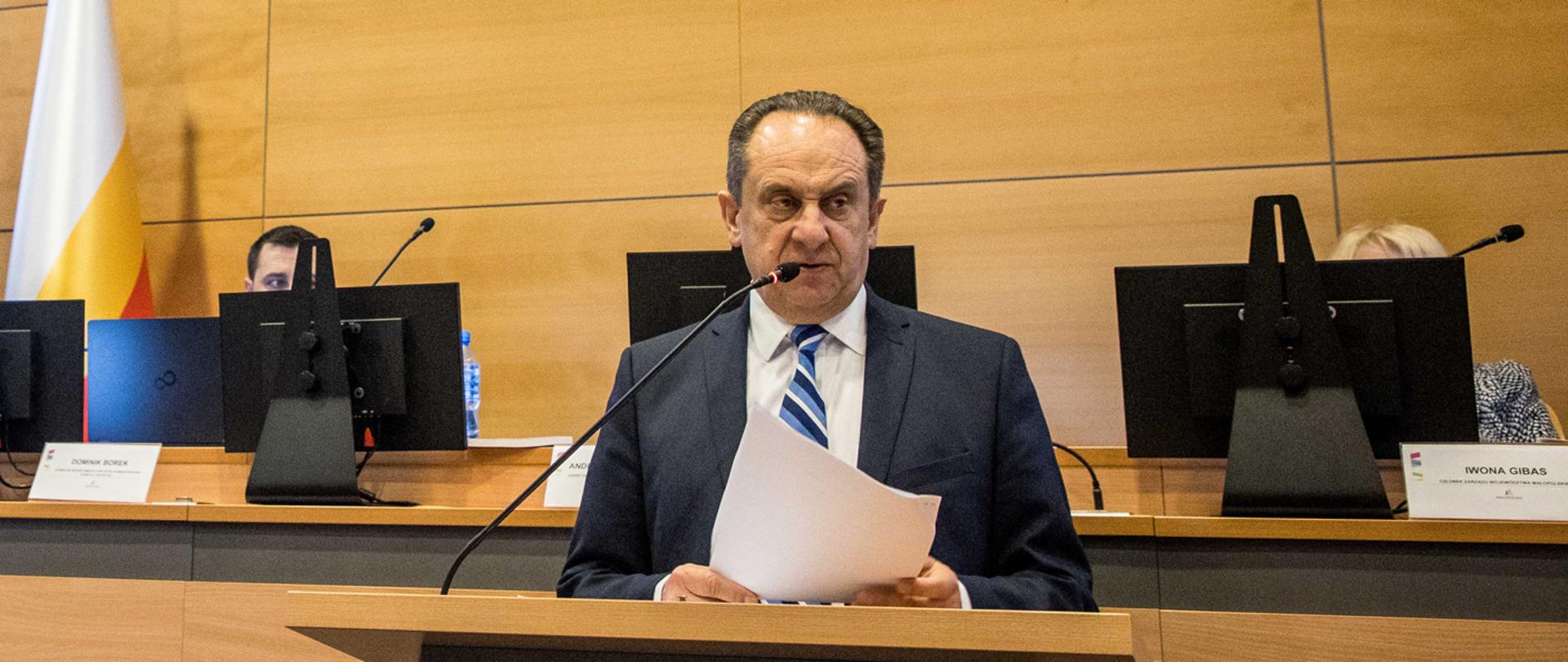 Spotkanie Wiceministra Andrzeja Guta-Mostowego ze środowiskiem przewodników turystycznych i pilotów wycieczek - minister przemawia do zebranych