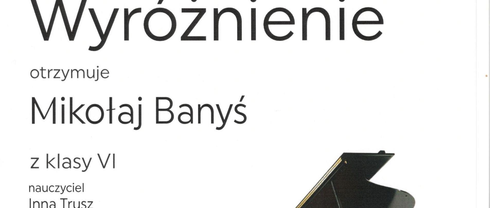 białe tło, fortepian na środku