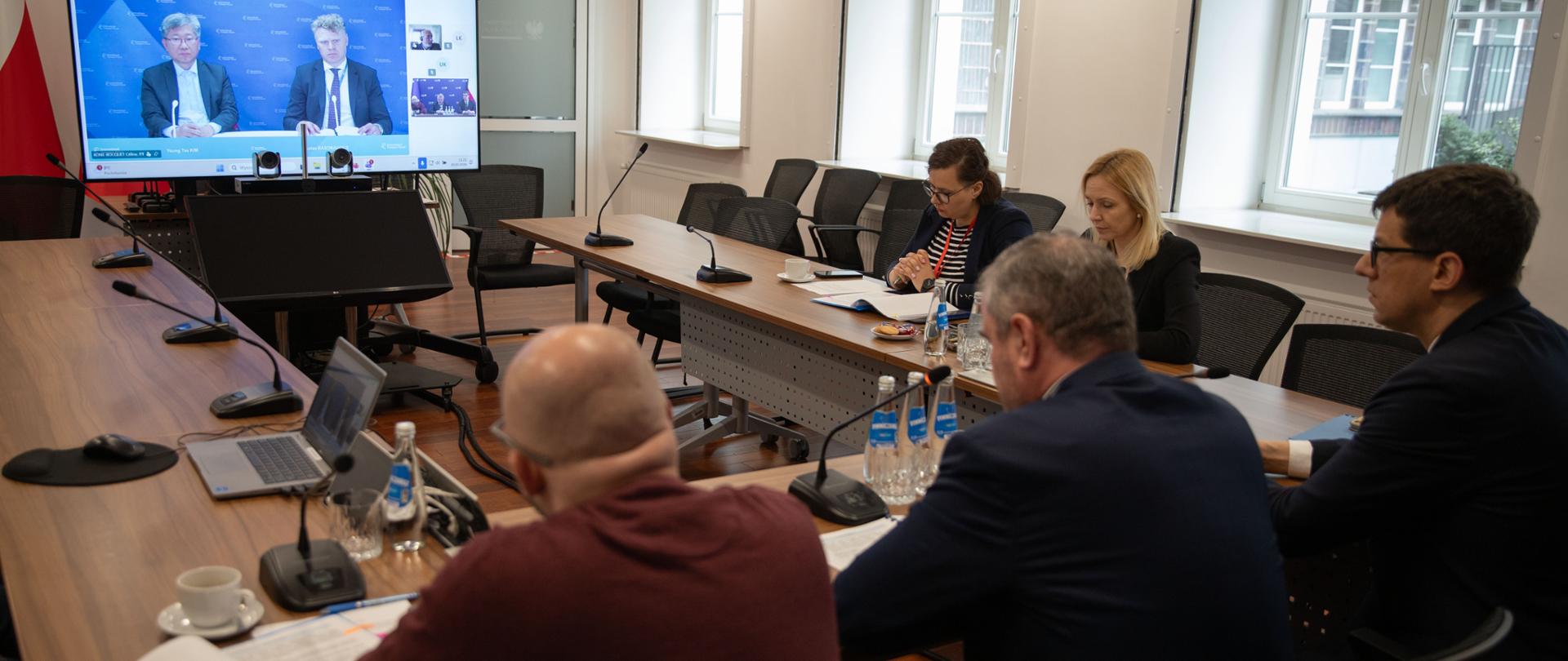 20 marca 2026 r. wiceminister infrastruktury Stanisław Bukowiec uczestniczył w wideokonferencji z Young Tae Kimem, sekretarzem generalnym Międzynarodowego Forum Transportowego (ITF). Głównym tematem rozmów były kwestie związane z działaniami władz Białorusi, w wyniku których na terytorium tego państwa przetrzymywane są naczepy zarejestrowane na Litwie, wykorzystywane przez Polskich przewoźników w przewozach międzynarodowych.