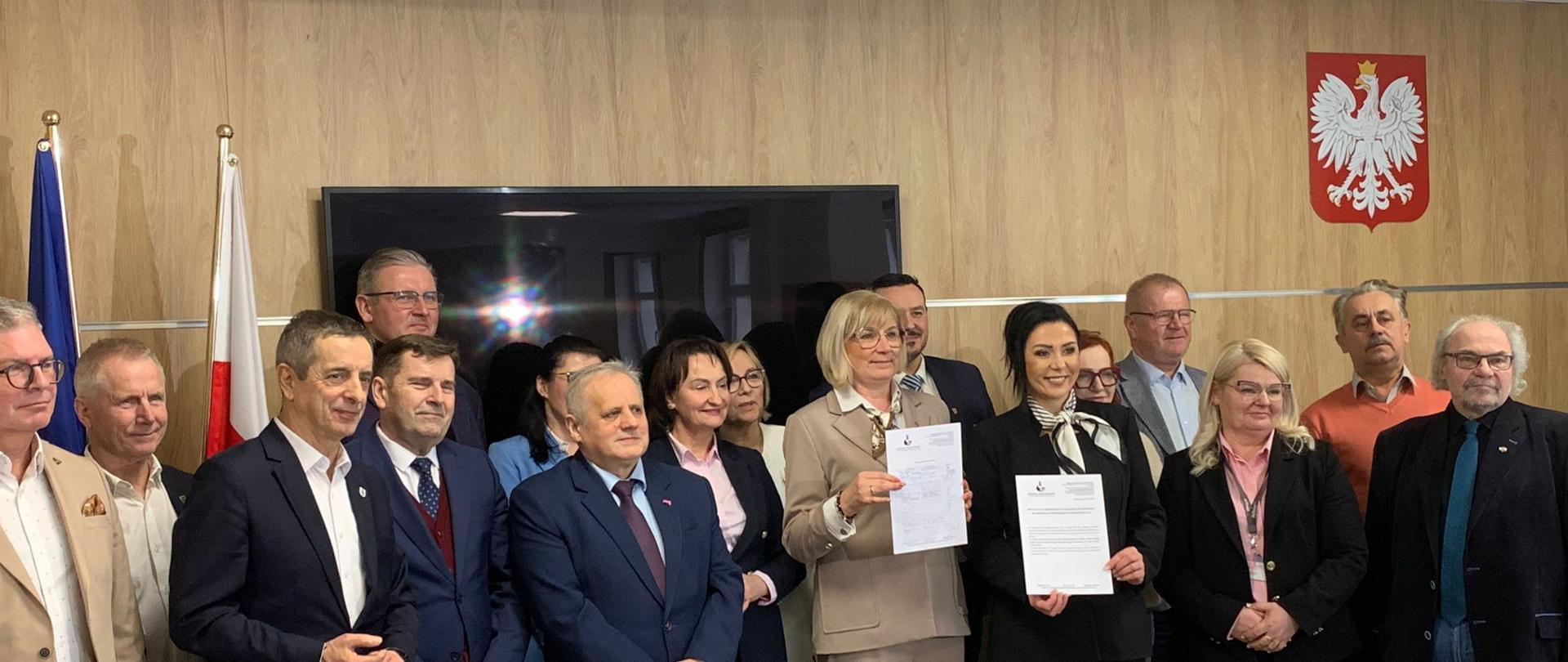 Spotkanie w Bartoszycach: uczestnicy spotkania z podpisaną petycją.