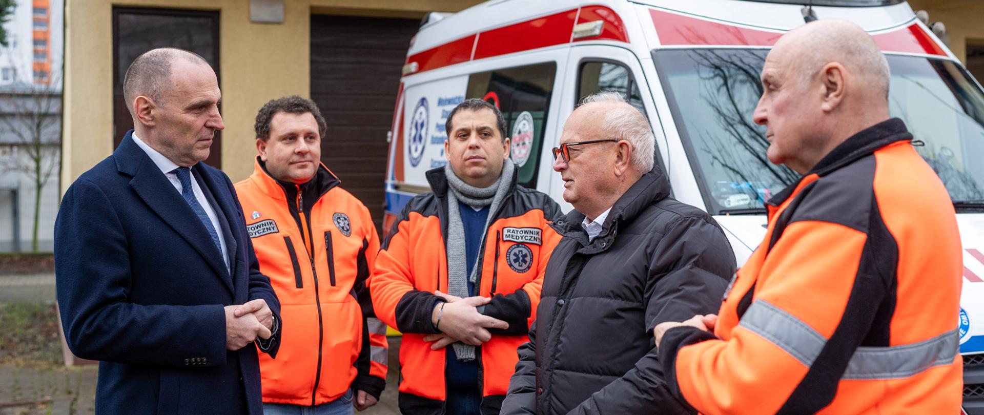 wojewoda i dyrektor WSPR w Szczecinie z zespołem ratownictwa medycznego ze Świnoujścia, w tle karetka