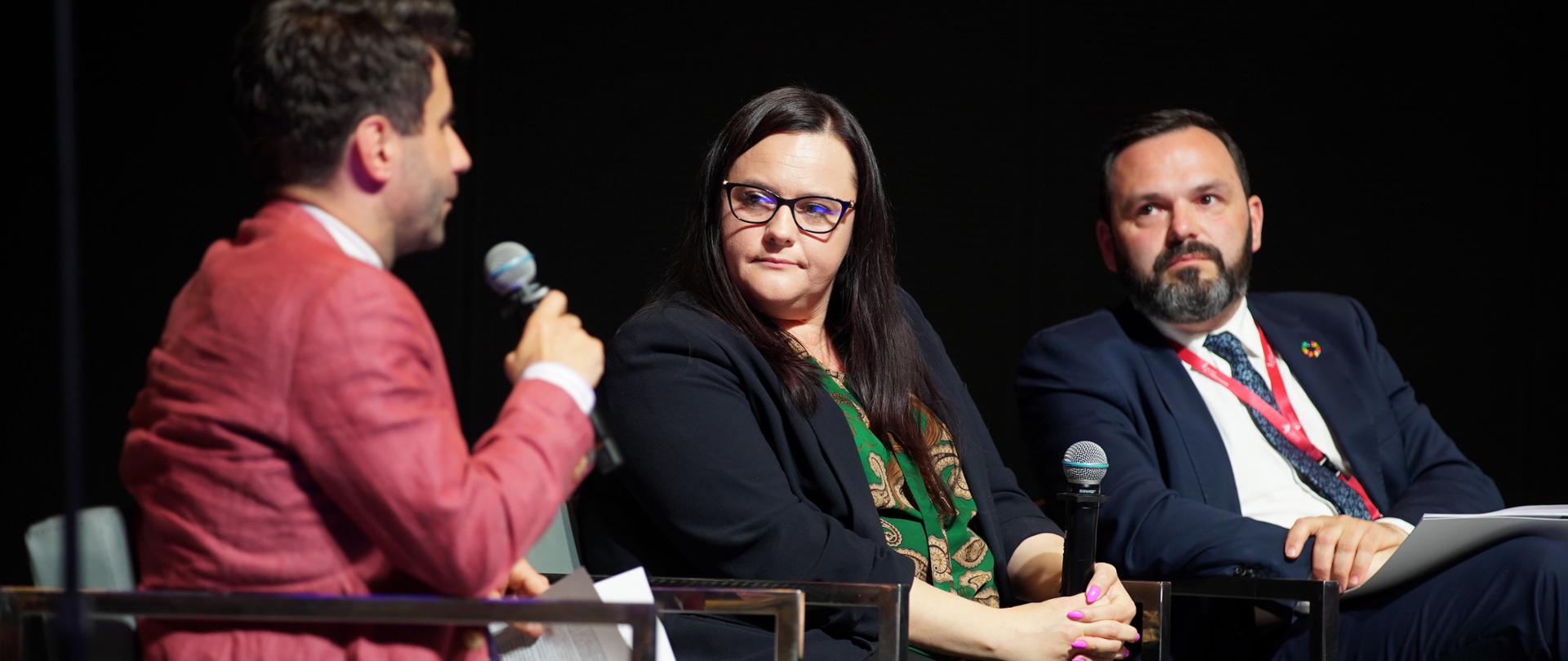 Trzy osoby siedzą obok na fotelach. W środku wiceminister Małgorzata Jarosińska-Jedynak.