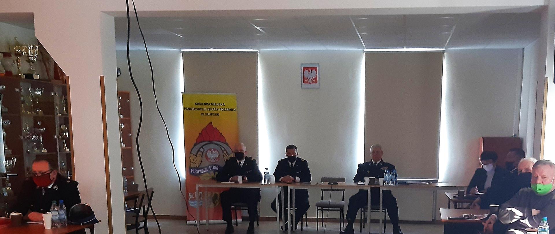 Zdjęcie przedstawia uczestników narady rocznej, zgromadzonych w KM PSP w Słupsku