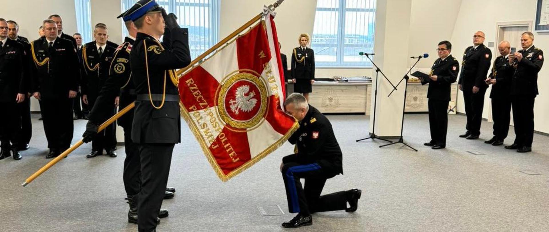 Komendant wojewódzki PSP w Gdańsku całuje sztandar