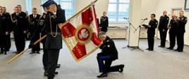 Komendant wojewódzki PSP w Gdańsku całuje sztandar