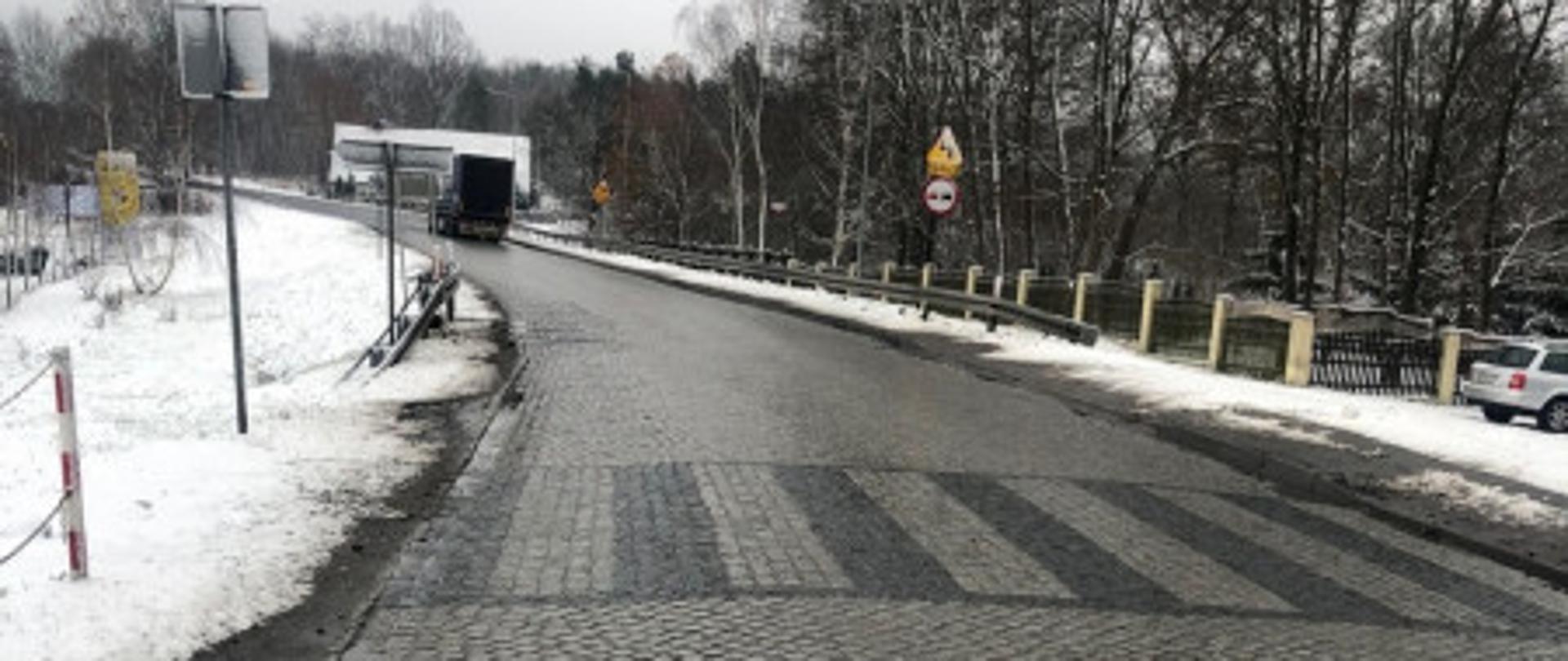 Na zdjęciu widać fragment odcinka drogi krajowej nr 12 w miejscowości Marszów