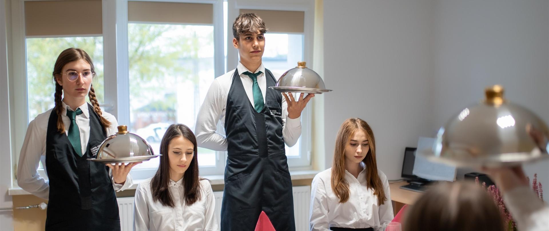 Uczniowie podczas zajęć z obsługi konsumenta