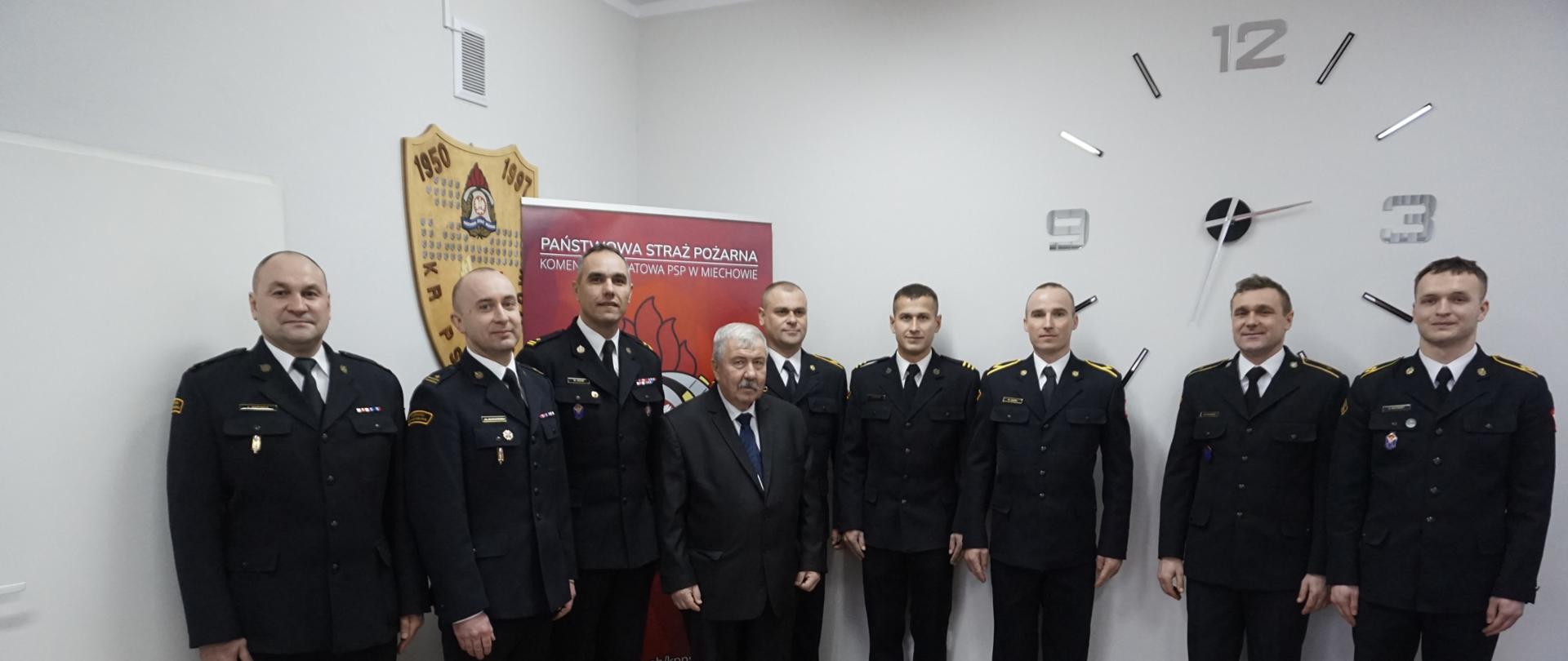 Starosta Miechowski wraz z kierownictwem oraz reprezentacją naszej komendy w turnieju piłki halowej.