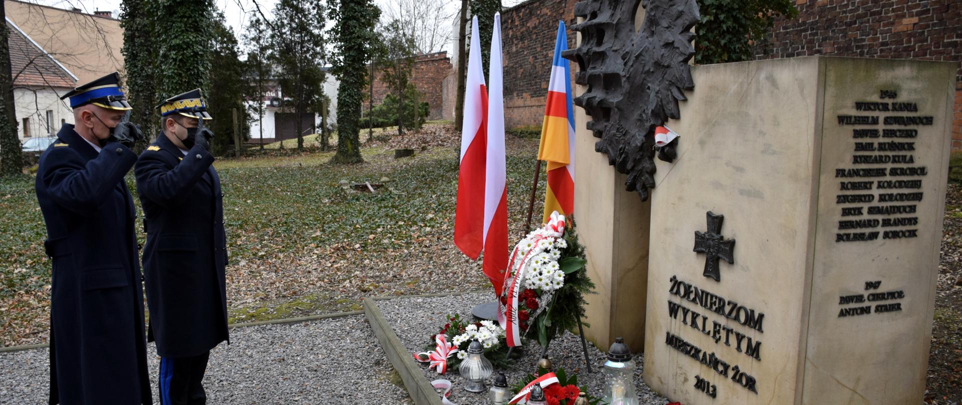 Na zdjęciu Śląski Komendant Wojewódzki PSP nadbryg. Jacek Kleszczewski w asyście Komendanta Miejskiego PSP w Żorach bryg. Marka Zdziebło oddaje honory pod pomnikiem Żołnierzy Wyklętych w Żorach. 