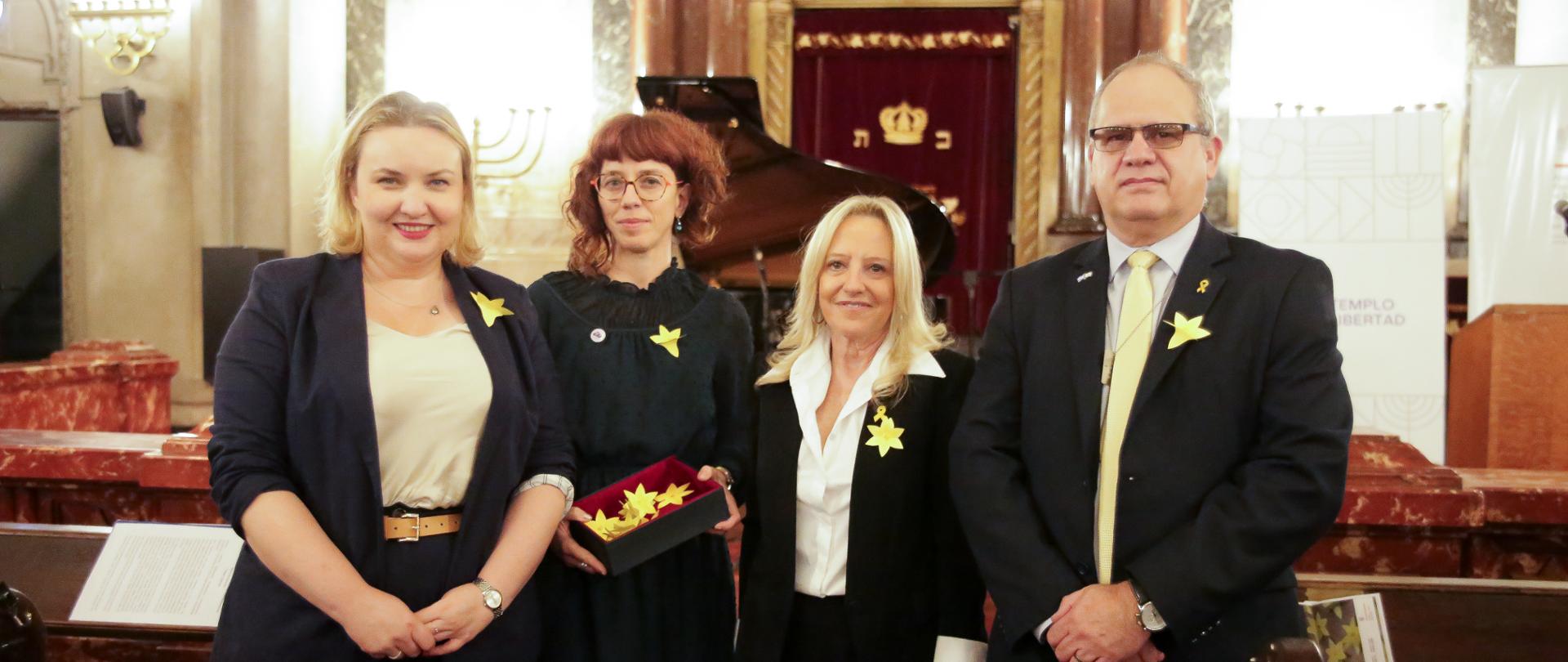 trzy kobiety i mężczyzna