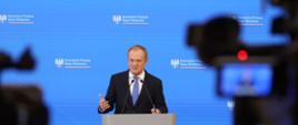 Premier Donald Tusk podczas konferencji prasowej.