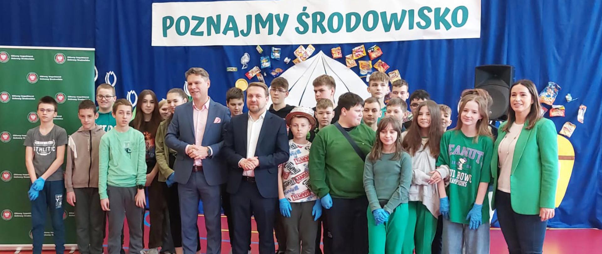 Uczniowi szkoły pozują do zdjęcia z wiceministrem klimatu i środowiska Jackiem Ozdobą