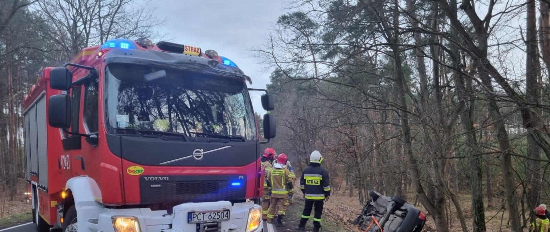 Samochód osobowy w rowie na drodze wojewódzkiej 177.