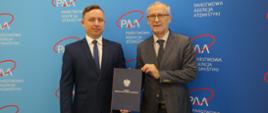 Prezes Państwowej Agencji Atomistyki Andrzej Głowacki (po lewej) wręczył decyzję o autoryzacji dyrektorowi Narodowemu Centrum Badań Jądrowych prof. dr. hab. inż. Krzysztofowi Kurkowi (po prawej)