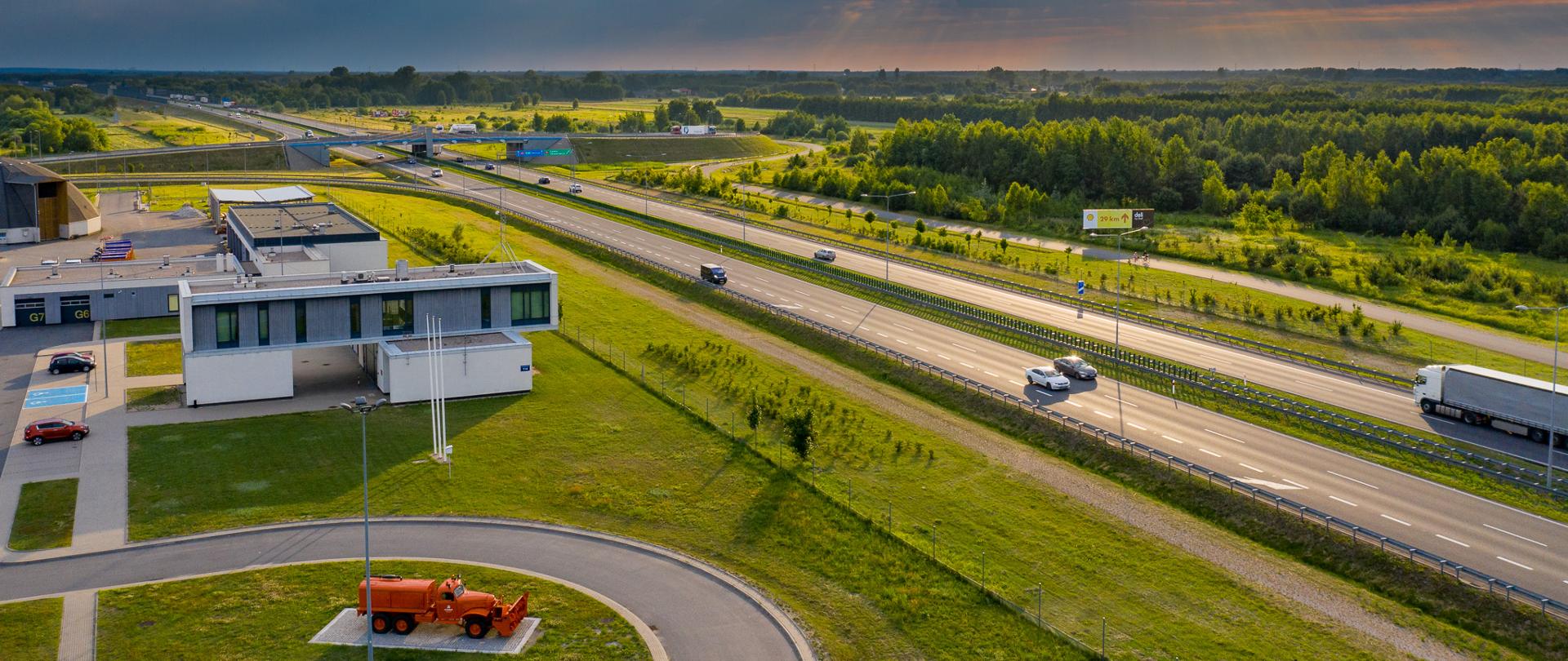 A2 na wysokości węzła Skierniewice, po lewej widać Obwód Utrzymania Autostrady 