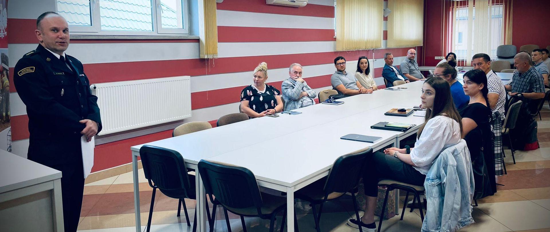 Szkolenie Inspektorów Ochrony Przeciwpożarowej. Naczelnik prowadzi szkolenie osobom na sali.