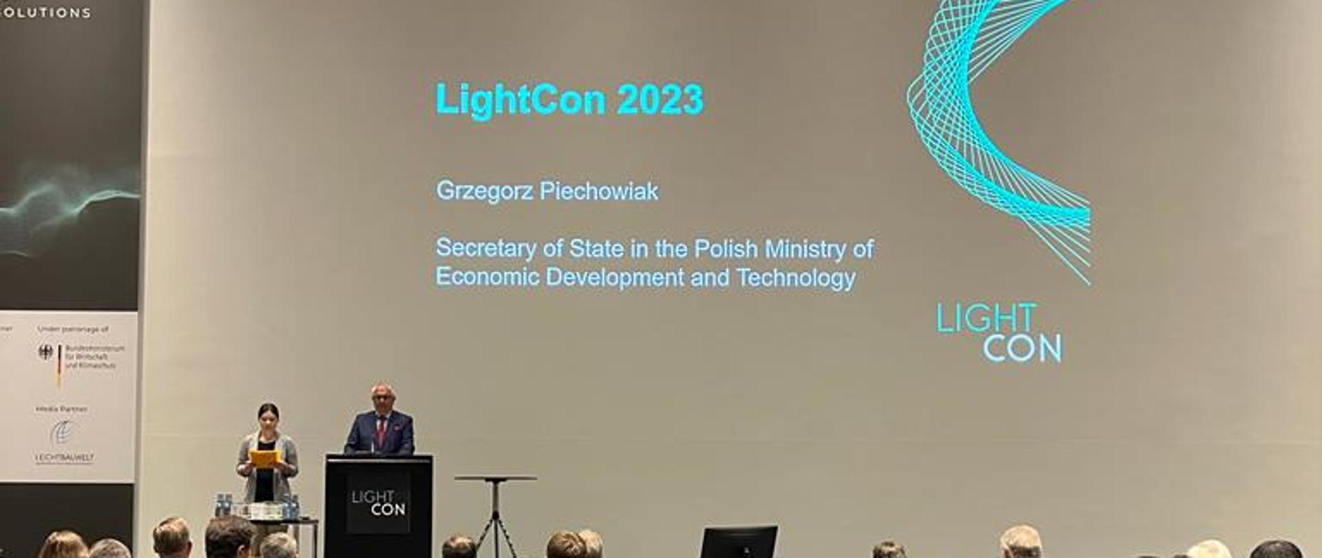 Wiceminister Grzegorz Piechowiak przemawia na targach LightCon 2023.