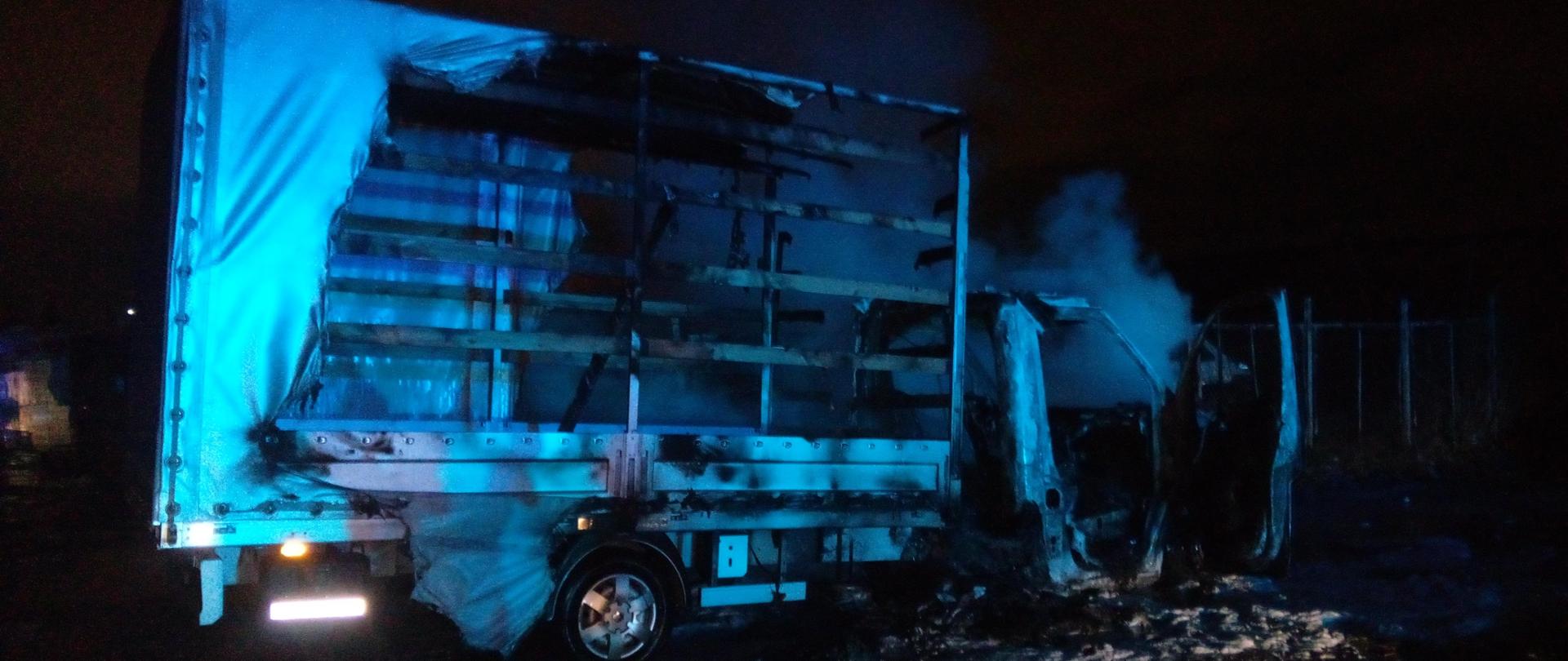 Zdjęcie przedstawia zniszczony przez ogień samochód dostawczy Renault Master.