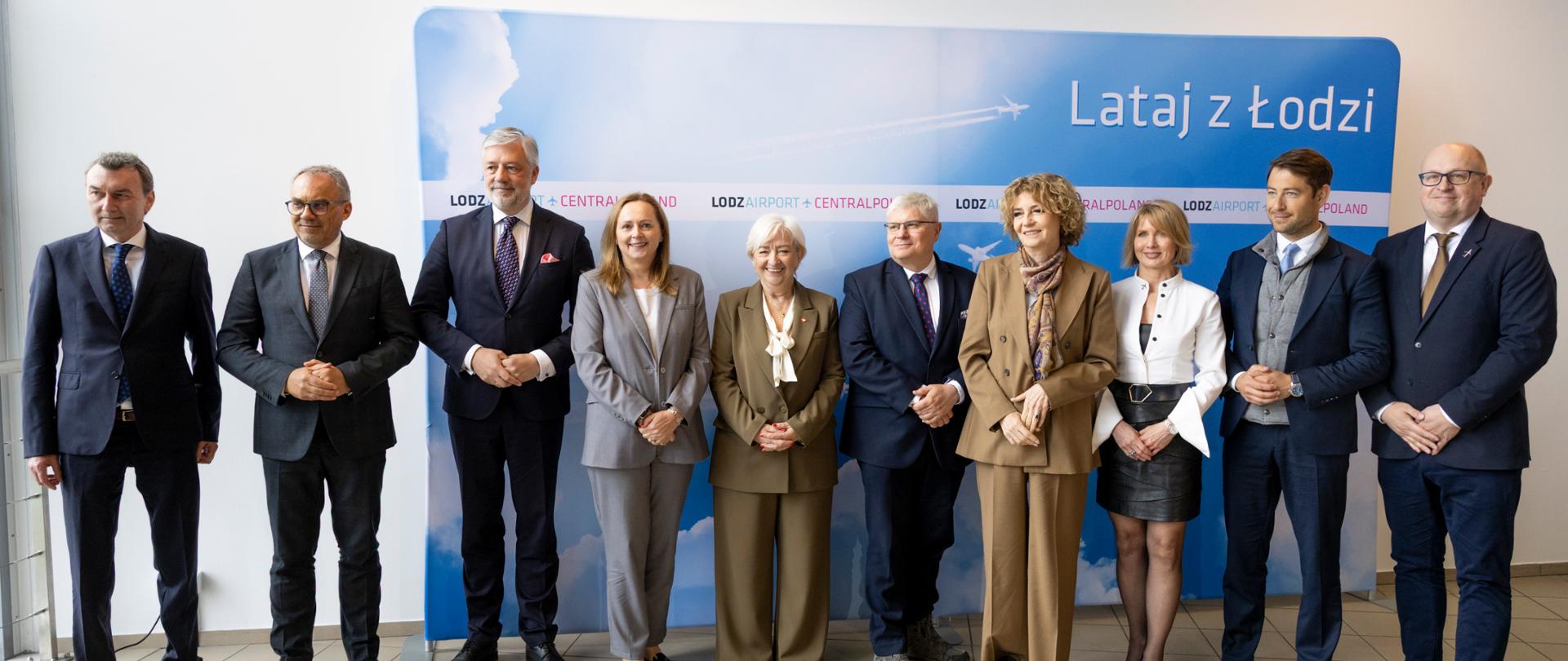 Przedstawiciele Port Polska, Portu Lotniczego Łodzi, wojewoda łódzki Dorota Ryl, sekretarz stanu w Ministerstwie Infrastruktury Maciej Lasek, marszałek województwa łódzkiego Joanna Skrzydlewska, prezydent Łodzi Hanna Zdanowska oraz wiceprezydent Łodzi Adam Pustelnik. 