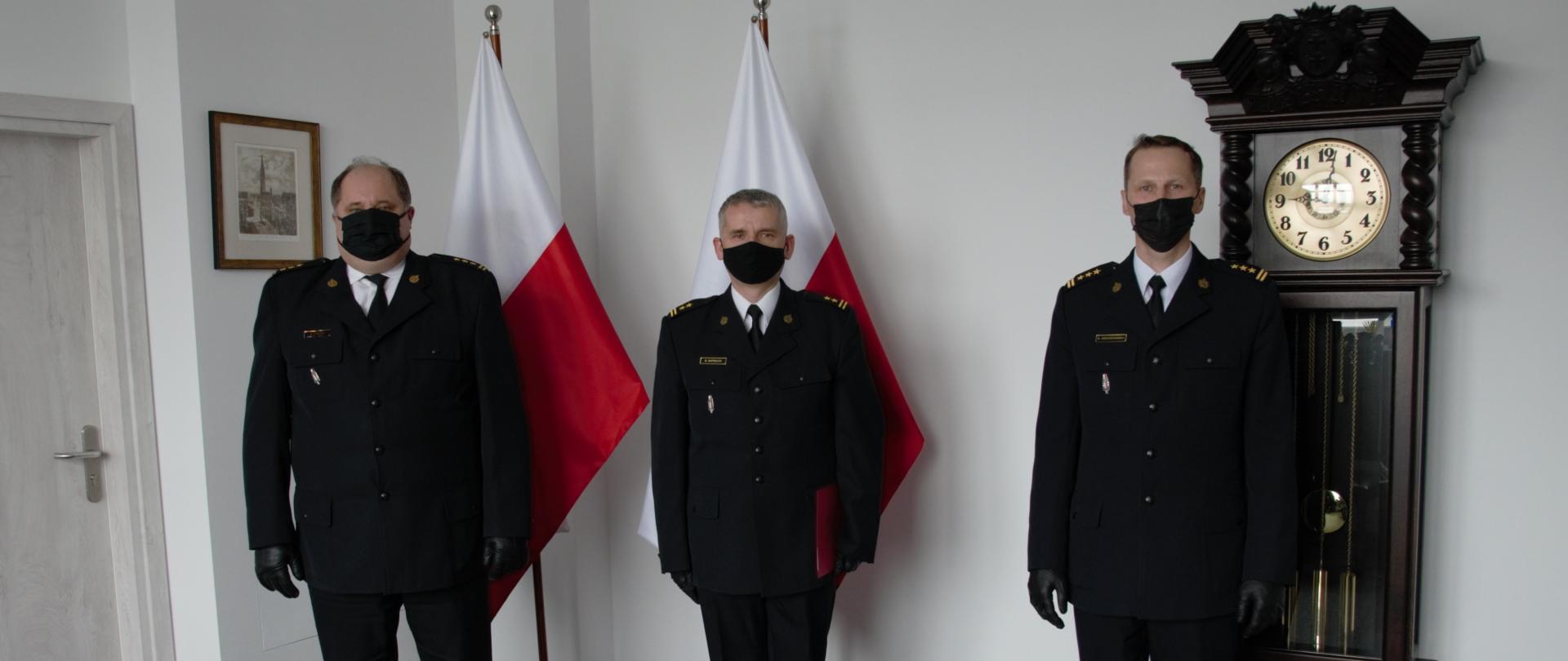 Zdjęcie pamiątkowe po wręczeniu aktu powołania na stanowisko zastępcy komendanta powiatowego PSP w Człuchowie.