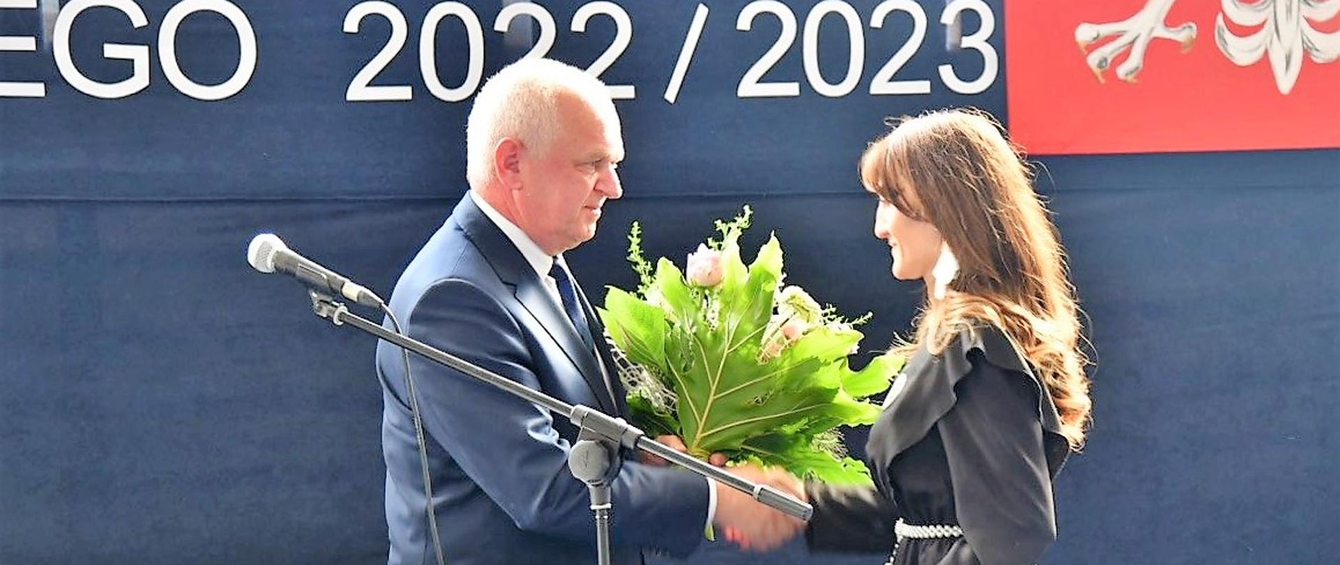 Wojewoda Lubuski Władysław Dajczak z Dyrektor LO w Świebodzinie 