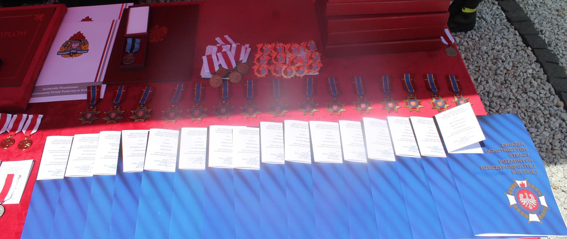 Zdjęcie przedstawia medale i odznaczenia nadane z okazji Powiatowych Obchodów Dnia Strażaka